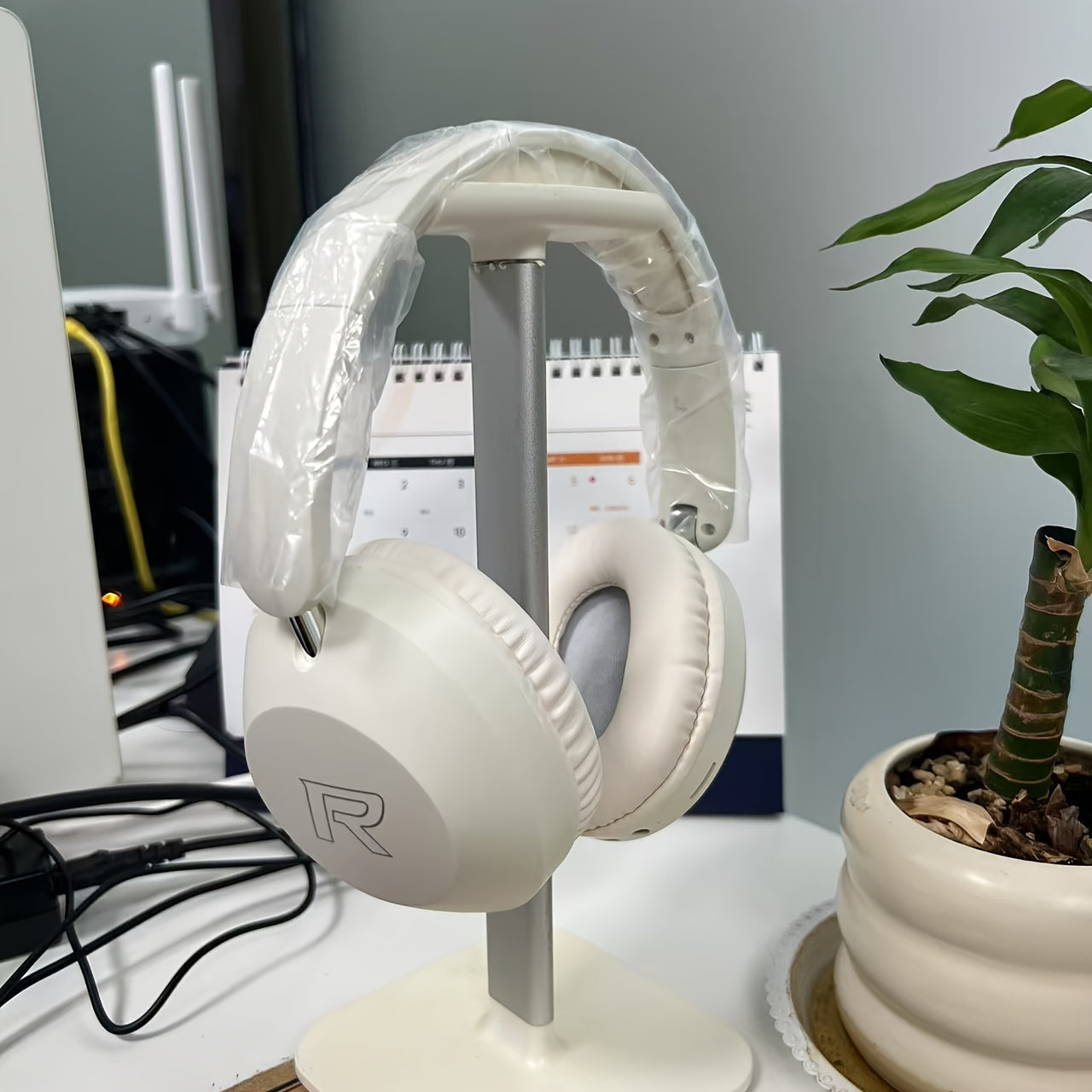 This Bluetooth Headset With A Microphone Offers A 15-hour Playback Time. It Is Retractable With High Sound Quality And Soft Memory. The Ear Cups Are Controlled By Buttons And Are Suitable For Music, S